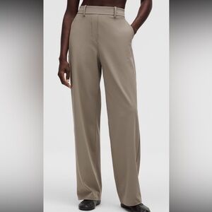 Lululemon warm ash gray daydrift trouser in size Small short length